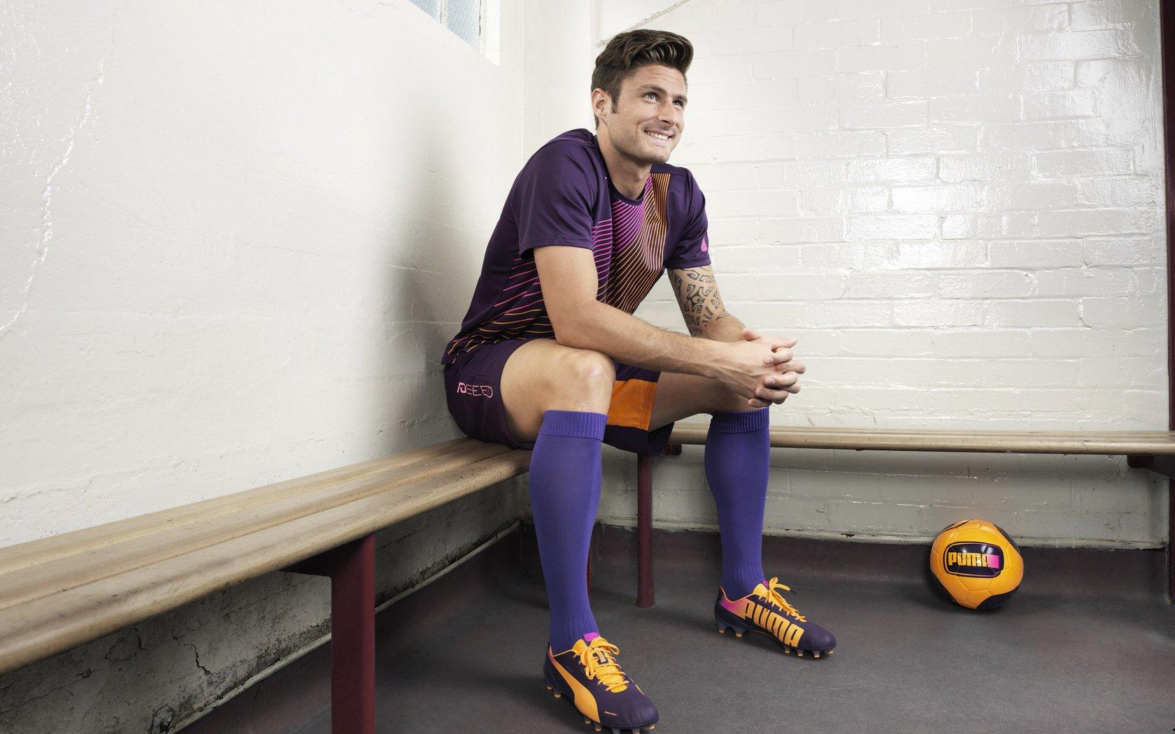 霍勒迪谈球队首战表现，进攻尚可但防守需提升，强调团队协作是关键